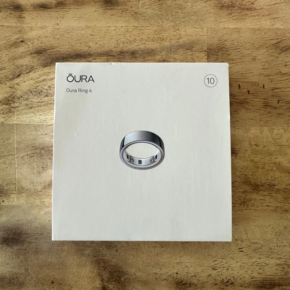 Oura Ring 4 in Elegant Silver